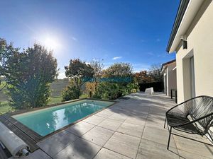 Maison contemporaine de plain-pied avec piscine et vue dégagée