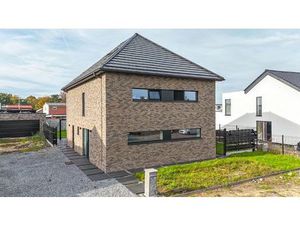 Instapklare  volledig gerenoveerde woning met 4 slaapkamers!