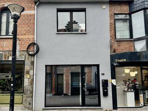 Handelsruimte met duplex appartement en tuin.