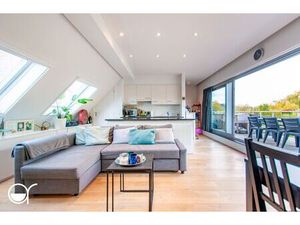 Lichtrijk één-slaapkamerappartement op de derde verdieping met prachtig uitzicht