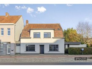 Ruime halfopen woning met prachtige aangelegde tuin en carport voor 2 wagens!