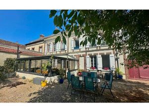 MAISON DE VILLE DISCRETE ET PLEINE DE POTENTIEL