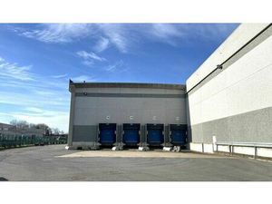 Logistieke loodsen met laadkades vlakbij R42 in Sint-Niklaas