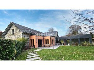 A vendre à 20 minutes d'Aurillac  sur terrain d'environ 3900 m²  maison 9 pièces ...
