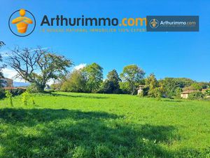 Grand terrain plat sur les hauteurs de Saint-Girons.