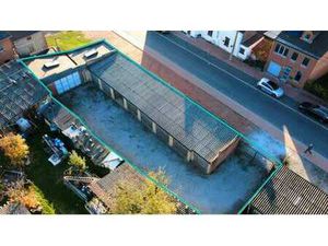 Entrepôt de 78m² + 8 garages fermés de 15m² chacun