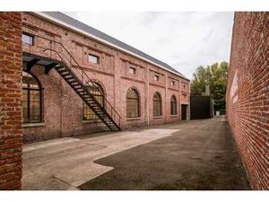 Immeuble semi-industriel avec cour privative