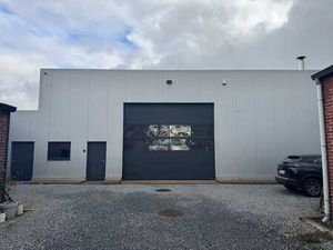 Entrepôt (420 m²) avec un vaste espace extérieur (575 m²)