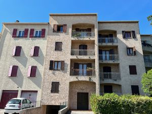 À louer T3 climatisé au coeur de Solliès-Pont  face au chât