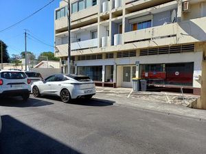 Local 123 m² avec 5 parkings St Denis