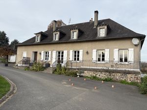 PROCHE POMPADOUR GRANDE MAISON AVEC DEPENDANCES