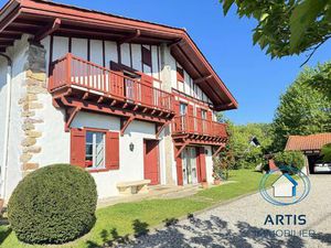 Ferme basque rénovée de caractère. Volumes et charme.