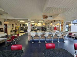 Opportunité pro : Restaurant équipé  emplacement n°1  fort potentiel