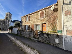 'Maison en pierre au coeur du bourg  charme et potentiel à am