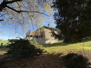 Maison entièrement rénovée élevée sur sous-sol