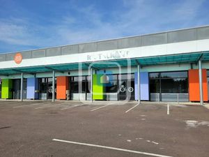 Location locaux professionnels 307 m² à Pont-Sainte-Marie (10150)  3 454 €
