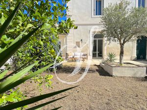 Appartement bourgeois de type 4 avec jardin privatif & bassi