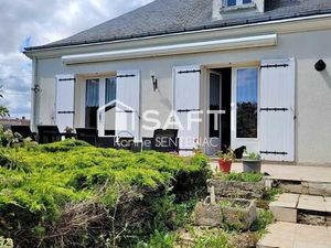 Superbe maison avec cour goudronnée avec soin très riche en fleurs et arbustes