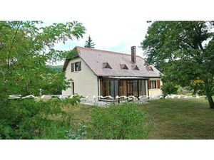 Maison de 198m2 habitables - 4 chambres - terrain de 1121m2 autour + sous-sol total .