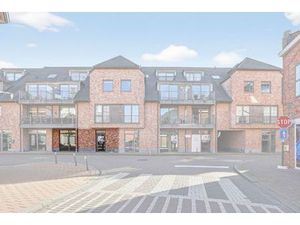 Casco handelsruimte met garage in het centrum van Oostrozebeke!