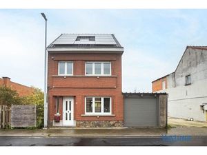 Instapklare woning met 3 slaapkamers  dubbele garage en grote tuin