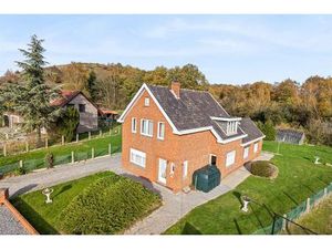 RUIME TE RENOVEREN WONING OP PERCEEL VAN 12 ARE MET ZICHT OP TERRIL