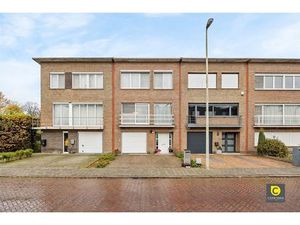 Bel-étage met 6 5 gevelbr.en 3slk.