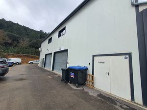 Location Local commercial 400m² GEMENOS 13420