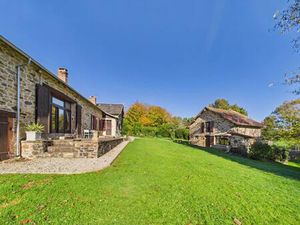 Ferme parfaitement présentée avec maison d'amis  piscine et vue sur la campagne