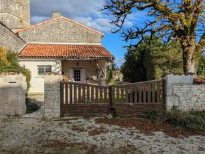 Ancienne commanderie sur parcelle de 3590m² . Maison de 200m²