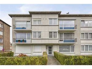 Appartement bien entretenu avec double garage en profondeur!