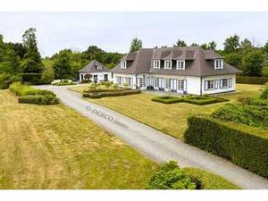 discrètement située à l'arrière  au calme sur 61.000 m2