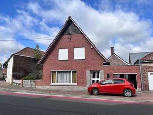 Maison spacieuse avec jardin et garages