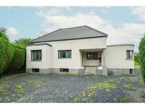 Spacieuse maison 4 chambres avec garages et piscine!