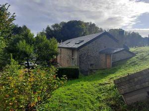 Maison de caractère  avec jardin  prairie et garage.