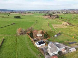 Maison 4 façades avec grand jardin  annexe et garage.