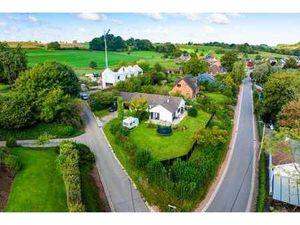 Bungalow 4 ch. avec garages et jardin