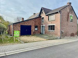 Maison de + de 400 ans à rénover avec grand jardin et garage
