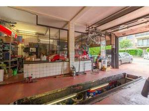 Rez-de-chaussée commercial avec places de parkings