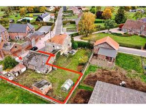 Beau terrain + garage et annexes