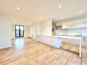 À proximité de la place Dumon et des commerces