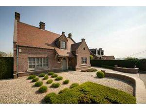 Agréable maison 4 façades avec un grand garage & un jardin !