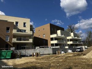 Garage au centre de Rives