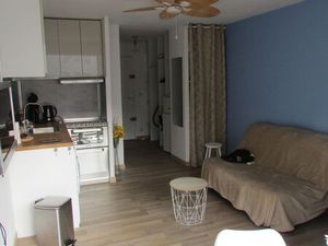 Loue studio meublé à l'année avec place de parking