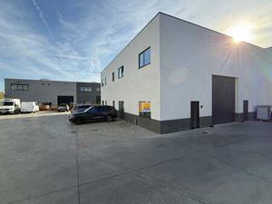 Recent magazijn met kantoorruimte – uitstekende ligging