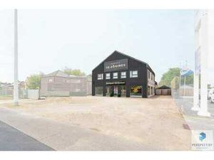 Handelspand met Winkelruimte  Magazijn en Woonst op 1.682...