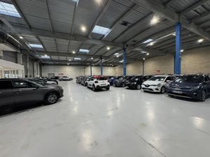 Local d'activités / Entrepôt entièrement rénové  très lumineux et avec 9 m de hauteur sous