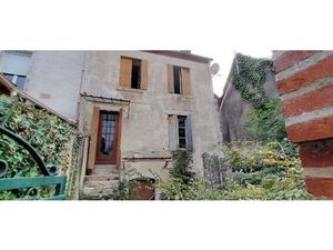 Maison de ville de 57 m2 à rénover  2 chambres  cour fermée