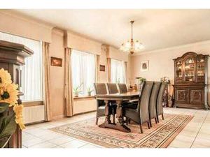 Handelspand met duplexappartement met 6 slaapkamers