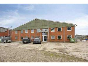 Halle industrielle (près de 7000 m²) avec bureaux  ateliers